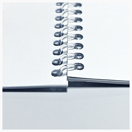 Broschüren mit Coilbindung - bis 200 Stück & max. 300 Seiten Aufgeschlagenes Coilbindung